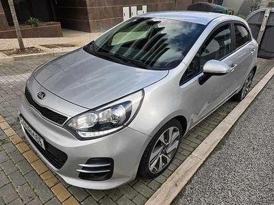 Cinzento Usado 2016 Kia Rio Sedan | € 10.500 (Preço elevado)
