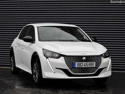 Usado Peugeot e-208 Allure 100 kW (136 HP) 2023 Branco Citadino