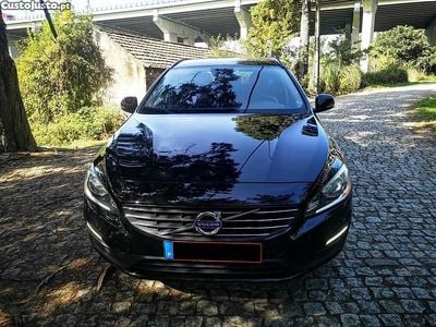 Usado Volvo V60 Momentum 181 HP (133 kW) 2014 Preto Carrinha