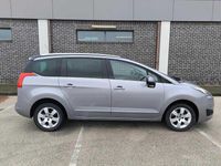 Usado Peugeot 5008 120 HP (88 kW) 2015 Cinzento Monovolume