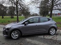 Usado Renault Clio V 90 HP (66 kW) 2025 Cinzento