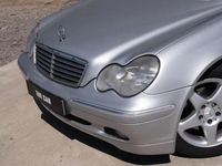 Usado Mercedes C220 Elegance 125 HP (91 kW) 2002 Cinzento Sedan