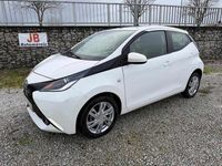 Usado Toyota Aygo X-play 69 HP (50 kW) 2017 Branco Citadino