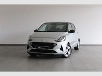 Usado Hyundai i10 Comfort 67 HP (49 kW) 2022 Sleek silver tejadilho preto Citadino