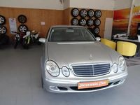 Usado Mercedes E220 Classic 143 HP (105 kW) 2002 Cinza prata