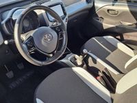 Usado Toyota Aygo 69 HP (50 kW) 2015 Cinzento Citadino