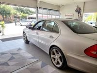 Usado Mercedes E220 Classic 143 HP (105 kW) 2002 Cinza prata