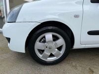 Usado Renault Clio II 68 HP (50 kW) 2007 Branco