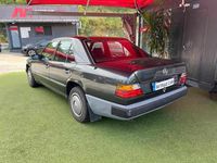 Usado Mercedes E200 72 HP (52 kW) 1989 Preto Sedan