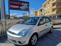 Usado Ford Fiesta 75 HP (55 kW) 2004 Cinzento Citadino