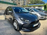 Usado Toyota Yaris Hybrid Comfort 115 HP (84 kW) 2023 Cinzento