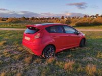 Usado Ford Fiesta 101 HP (74 kW) 2017 Vermelho Citadino