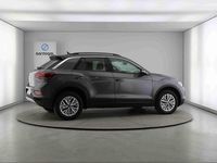 Usado VW T-Roc Life 110 HP (80 kW) 2024 Cinza SUV