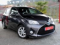 Usado Toyota Yaris 101 HP (74 kW) 2015 Cinzento Citadino
