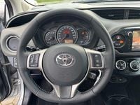 Usado Toyota Yaris Comfort 69 HP (50 kW) 2015 Cinza Citadino