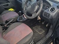 Usado Ford Fiesta Ghia 75 HP (55 kW) 2006 Citadino