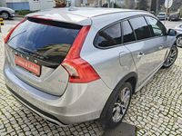 Usado Volvo V60 CC Momentum 150 HP (110 kW) 2018 Cinzento Carrinha