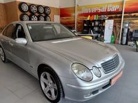 Usado Mercedes E220 Classic 143 HP (105 kW) 2002 Cinza prata