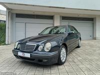 Usado Mercedes E220 143 HP (105 kW) 2000 Azul Sedan