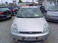 Usado Ford Fiesta 75 HP (55 kW) 2004 Cinzento Citadino
