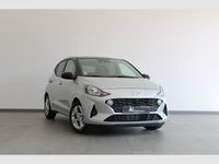 Usado Hyundai i10 Comfort 67 HP (49 kW) 2022 Sleek silver tejadilho preto Citadino