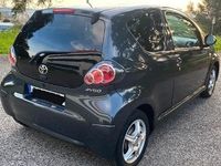 Usado Toyota Aygo 68 HP (50 kW) 2013 Cinzento Citadino