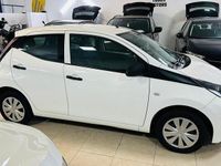 Usado Toyota Aygo 69 HP (50 kW) 2017 Branco Citadino