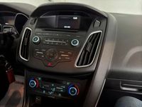 Usado Ford Focus 120 HP (88 kW) 2015 Cinzento Carrinha