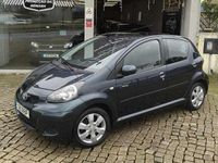 Usado Toyota Aygo 68 HP (50 kW) 2011 Cinzento Citadino