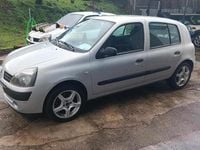 Usado Renault Clio II 75 HP (55 kW) 2003 Cinzento Citadino