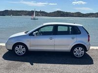 Usado VW Polo 65 HP (47 kW) 2004 Cinzento Citadino