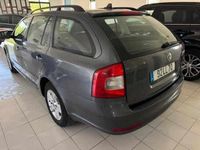 Usado Skoda Octavia 105 HP (77 kW) 2011 Cinzento Citadino