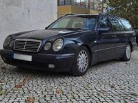 Usado Mercedes E300 177 HP (130 kW) 1999 Azul Carrinha