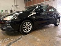 Usado Opel Astra 105 HP (77 kW) 2018 Preto