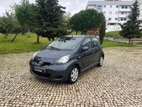 Usado Toyota Aygo 68 HP (50 kW) 2011 Cinzento Citadino
