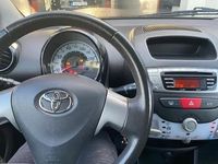 Usado Toyota Aygo 68 HP (50 kW) 2013 Cinzento Citadino