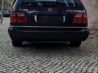 Usado Mercedes E300 177 HP (130 kW) 1999 Azul Carrinha
