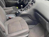 Usado Peugeot 5008 120 HP (88 kW) 2015 Cinzento Carrinha