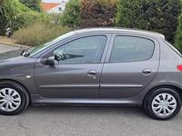 Usado Peugeot 206 68 HP (50 kW) 2010 Cinzento Citadino