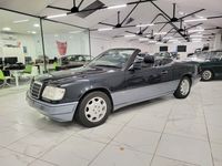 Usado Mercedes E220 150 HP (110 kW) 1995 Preto Cabrios
