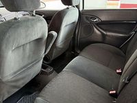 Usado Ford Focus Ghia 100 HP (73 kW) 2001 Sedan