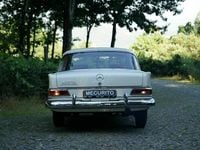 Usado Mercedes 200 60 HP (44 kW) 1965 Branco Sedan