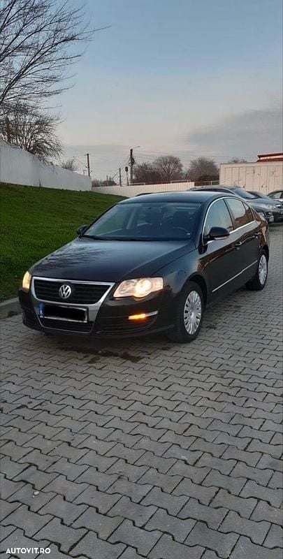 Culoarenegru Utilizat 2011 VW Passat Berlinǎ | 4.990 EUR (Preț bun) - Imagine 1/4