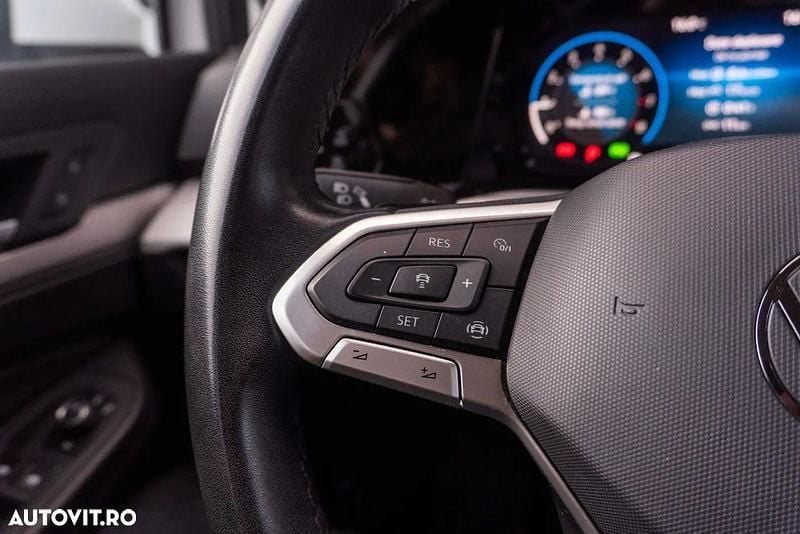 Second-hand VW Golf VIII Life 110 CP (80 kW) 2023 Culoarealb Hatchback