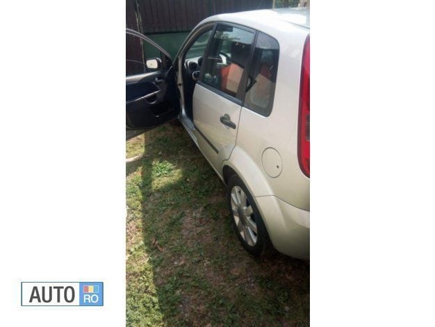 Second-hand Ford Fiesta 80 CP (58 kW) 2004 Argintiu Hatchback