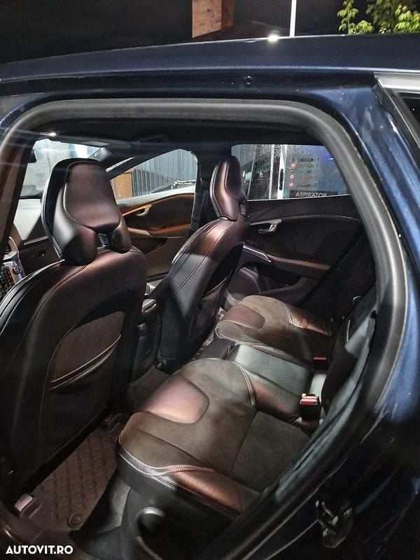 Second-hand Volvo V40 R-Design 190 CP (139 kW) 2015 Culoarealbastru Hatchback