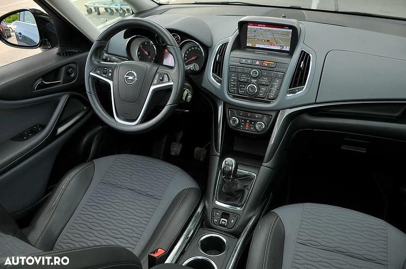 Second-hand Opel Zafira Tourer Cosmo 135 CP (99 kW) 2014 Culoarealbastru Monovolum