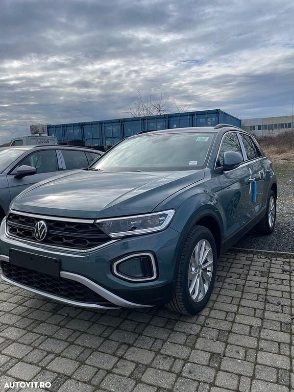 Nouă VW T-Roc 116 CP (85 kW) 2025 Culoarealbastru SUV