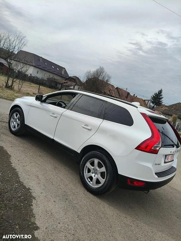 Second-hand Volvo XC60 Momentum 163 CP (119 kW) 2011 Culoarealb SUV