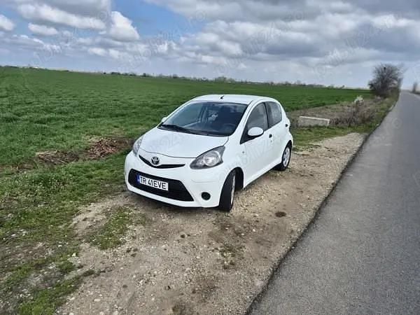 Utilizat 2011 Toyota Aygo Hatchback | 2.300 EUR - Imagine 1/4